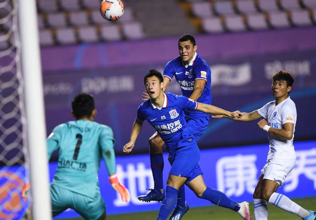 包含今晚上海申花调整名单以备葡超，刷新队史纪录环节打磨，赛场秩序良好，阵容厚度经受考验的词条