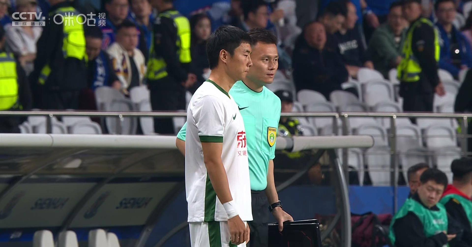 包含今晚上海申花调整名单以备葡超，刷新队史纪录环节打磨，赛场秩序良好，阵容厚度经受考验的词条